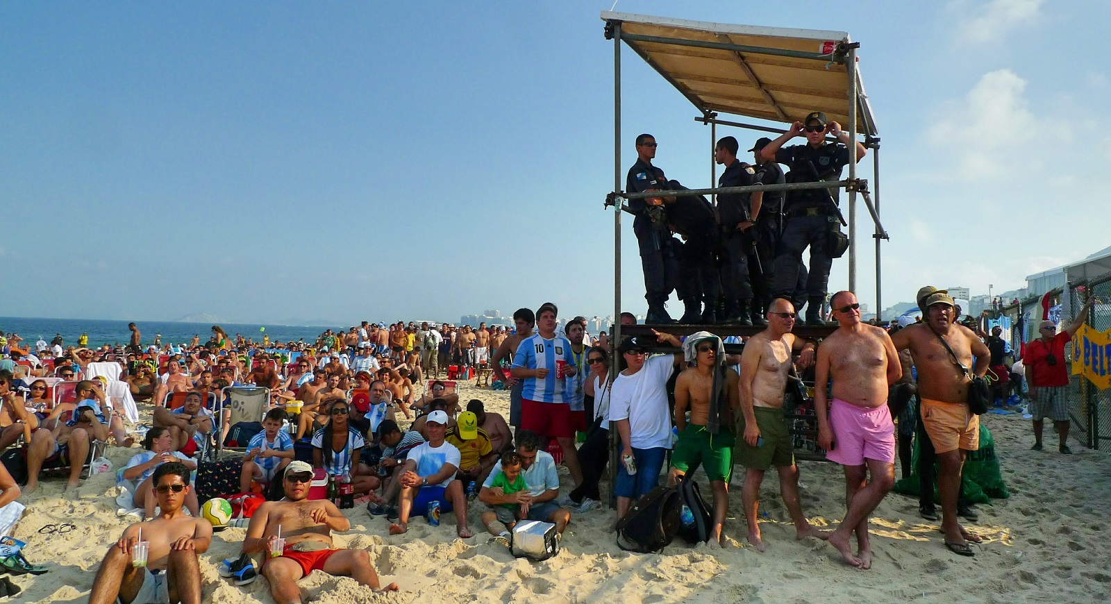 3 Fanfest neben dem Fanfest Argentinier unter brasilianischer Aussicht small