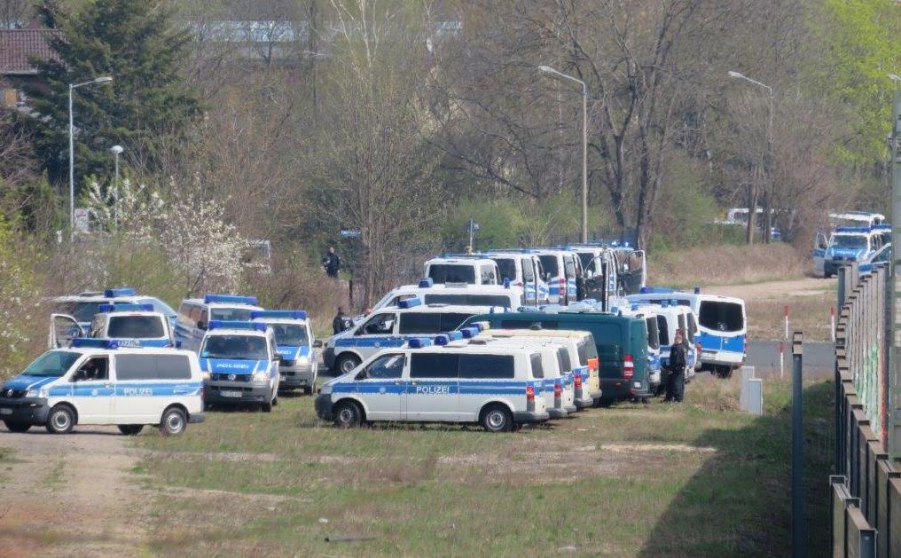 HL IMG 1100 Chemie vs BFC Dynamo Fanmarsch und Polizei2