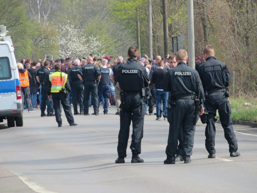 HL IMG 1104 Chemie vs BFC Dynamo Fanmarsch und Polizei BFC Fans