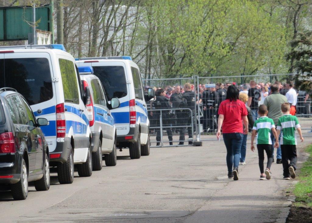 HL IMG 1117 Chemie vs BFC Dynamo Fanmarsch und Polizei BFC Fans und Jungchemiker edit