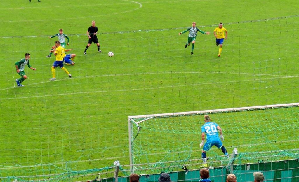 FHL IMG 1271 2. Halbzeit   Heinze zieht ab und wird treffen