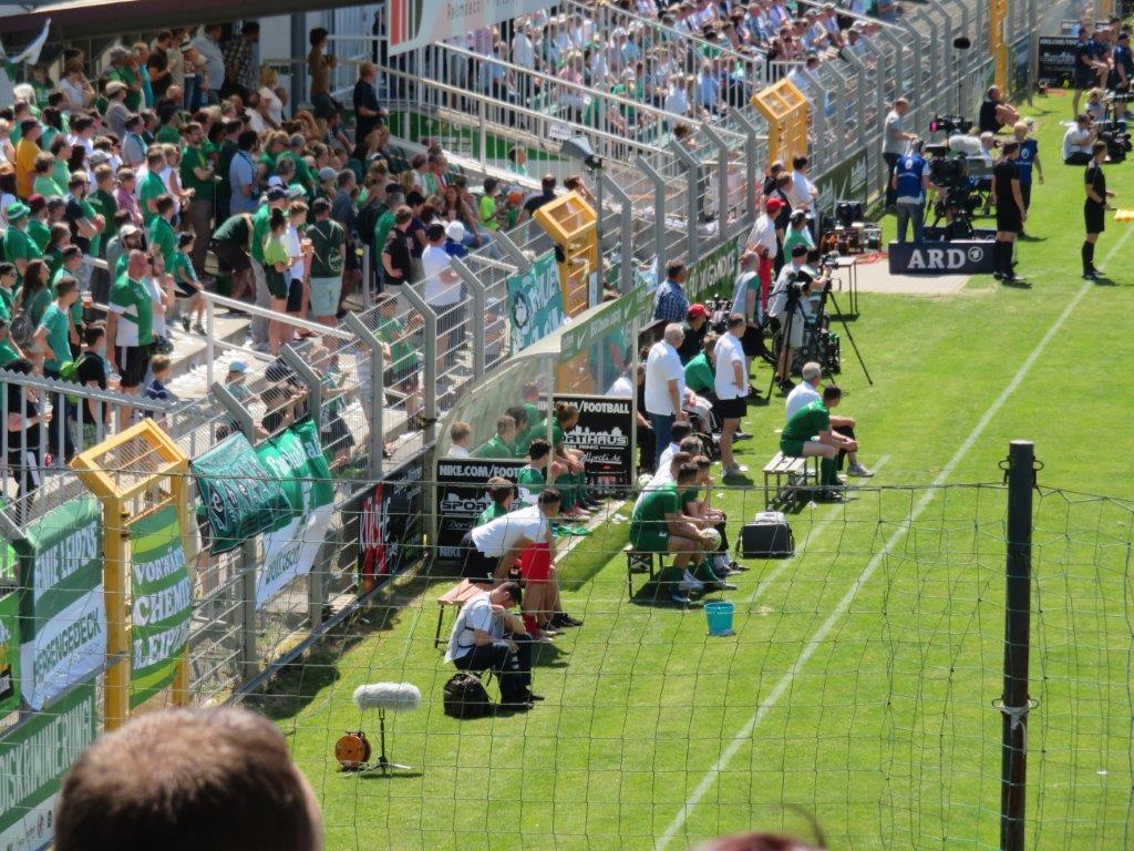 HL Chemie vs FCO 1. Halbzeit Trainerbank Chemie IMG 1834