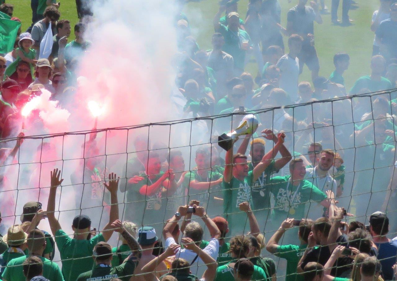 HL Chemie vs FCO Spieler mit Pokal und Pyro nach Abpfiff edit2 IMG 2075