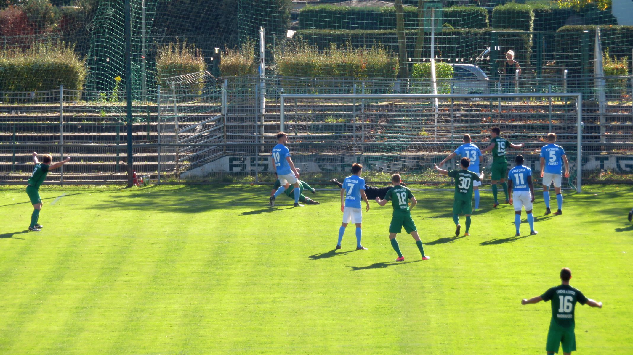 Chemie Leipzig BSG 15.10.2017 versus Viktoria Berlin 1 zu 0 (20) mail Tor, der Ball ist im Netz, Eins zu Null