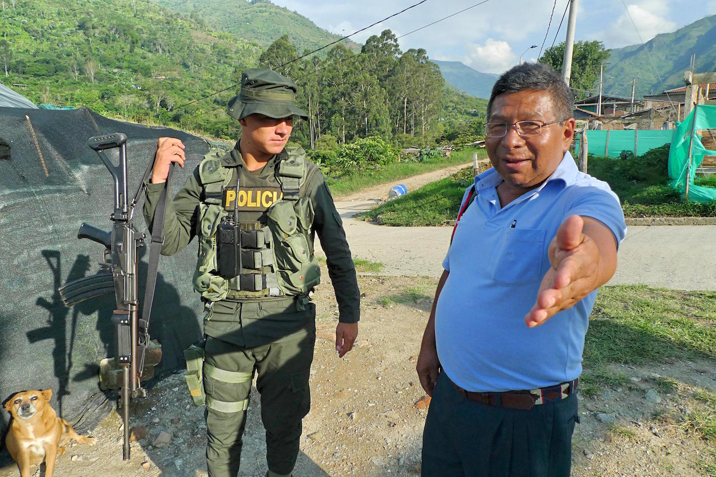 Toribío Alcebíades Escué, Bürgermeister Toribío mit Polizist, Foto Lichterbeck  (3)